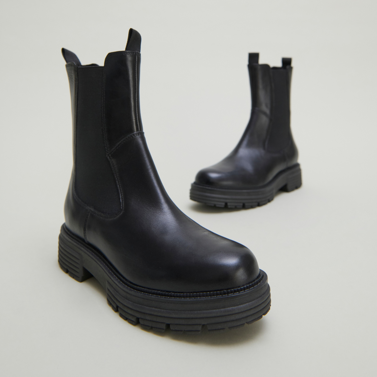Ankle boots with notched soles in black leather | ANTONELLE