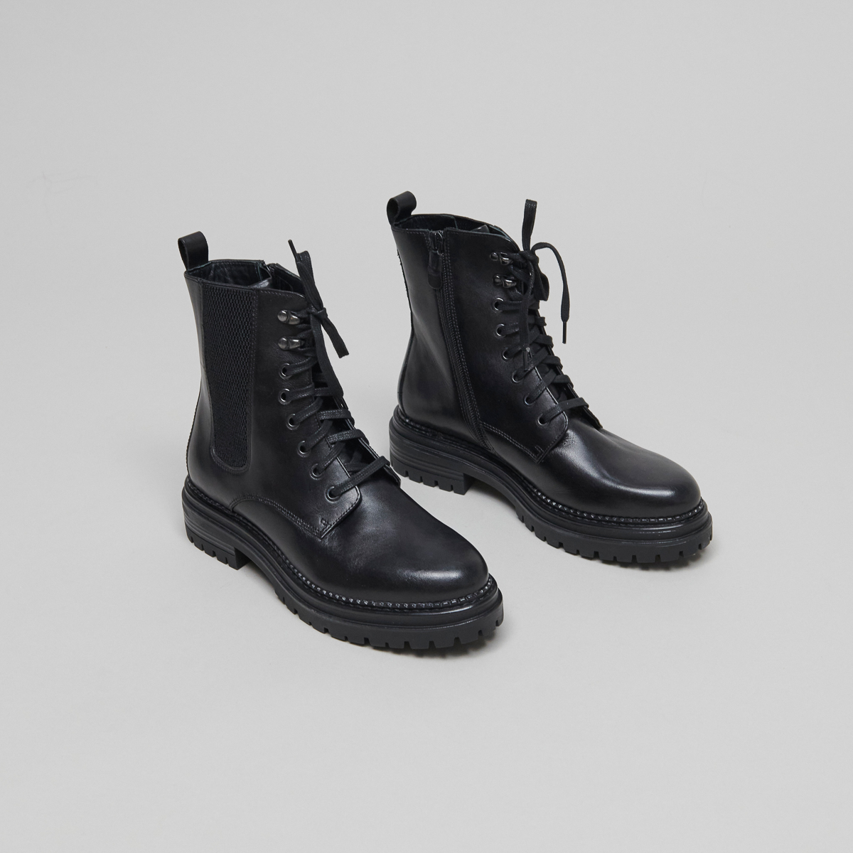 Boots with laces and notched soles in black leather | ADALUS