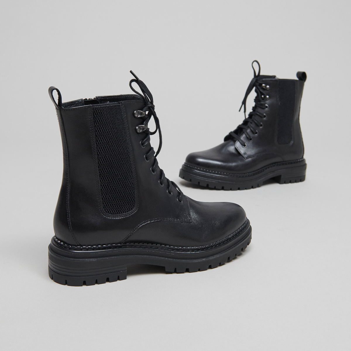 Boots with laces and notched soles in black leather | ADALUS