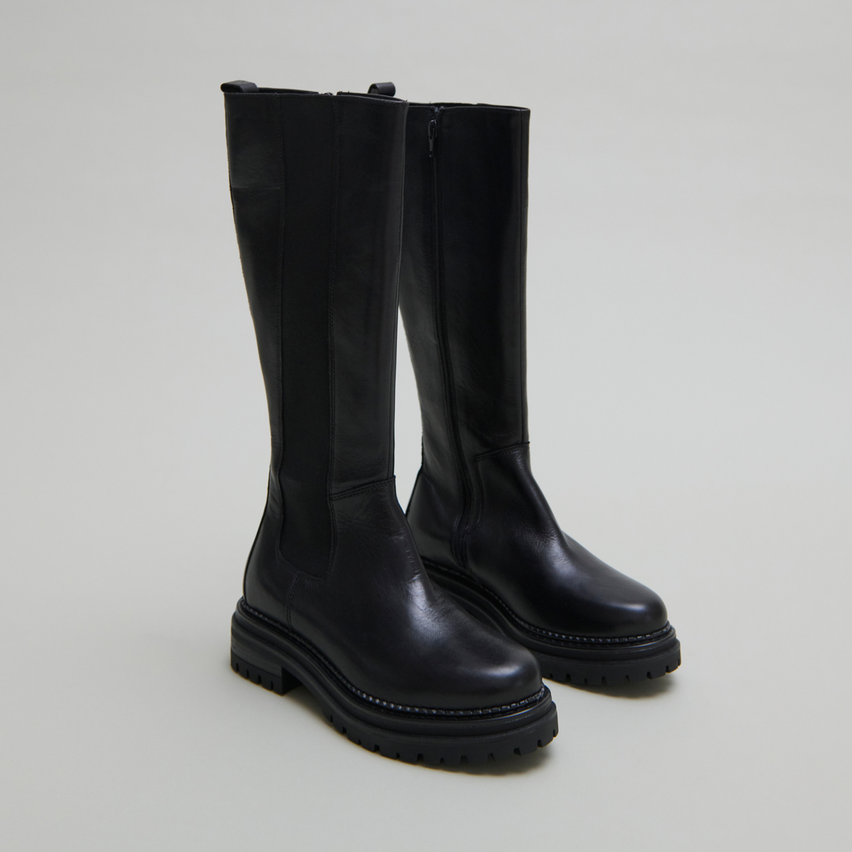 Bottes à bouts ronds et semelles crantée... in black leather | ADAL