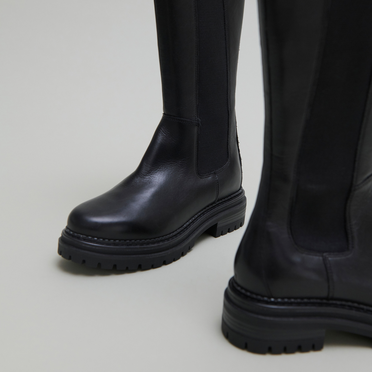Bottes à bouts ronds et semelles crantée... in black leather | ADAL