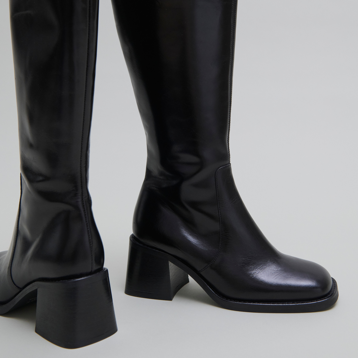 Boots with thick heels and square toes in black leather | DIOU