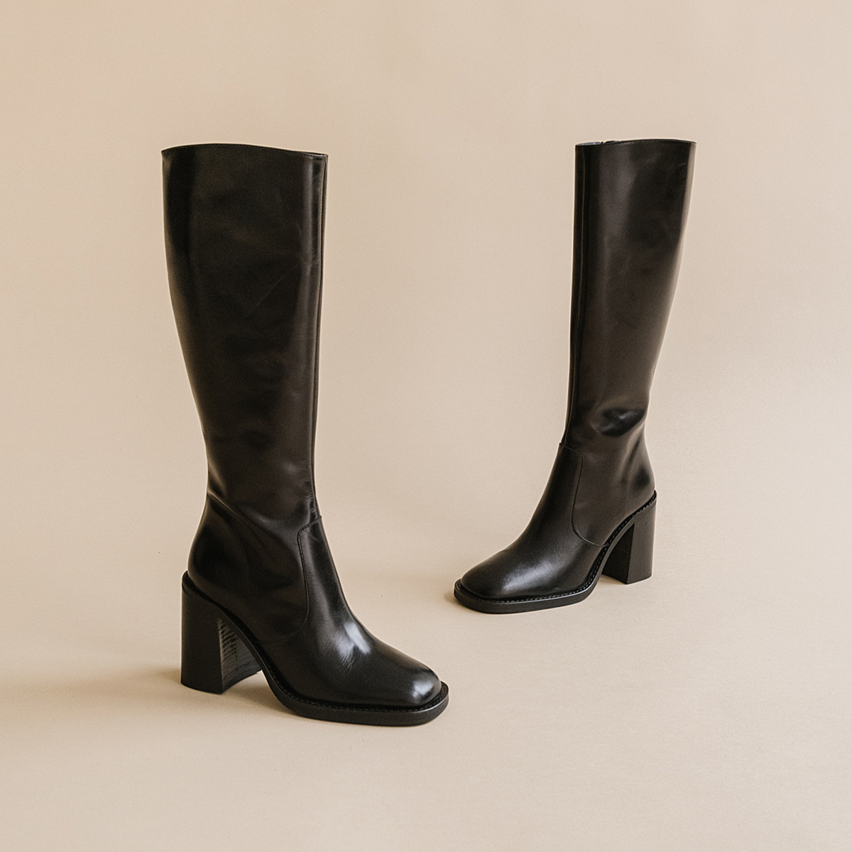Boots with heels and square toes in black leather | DALLE