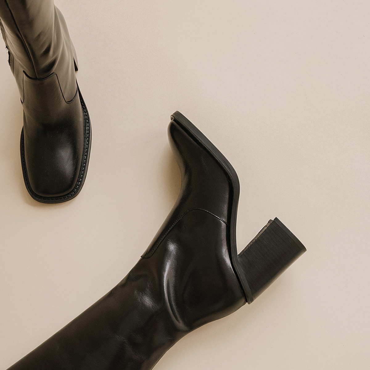 Boots with heels and square toes in black leather | DALLE