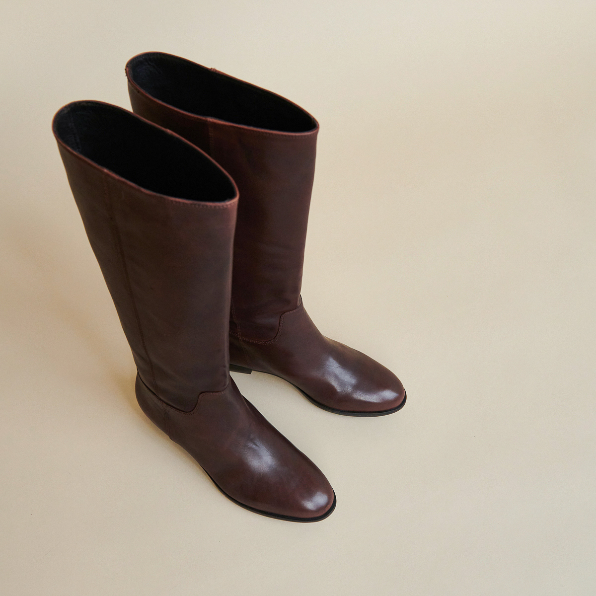 Flat boots in brown leather | 1137
