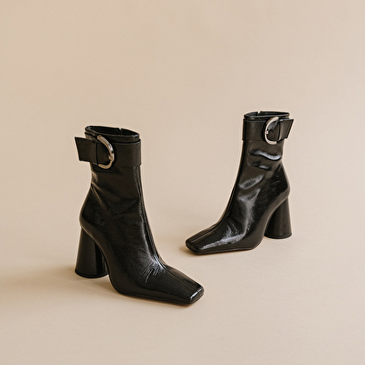 High heel ankle boots with buckles and round toes black