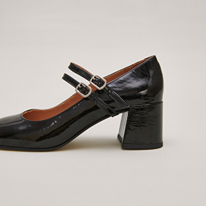 Babies with mid-heels and buckle straps in black pleated patent | alienar