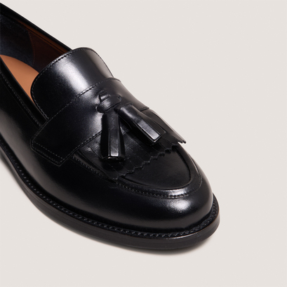 Flat heel loafers with tassels black