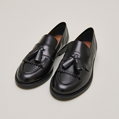 Flat heel loafers with tassels black