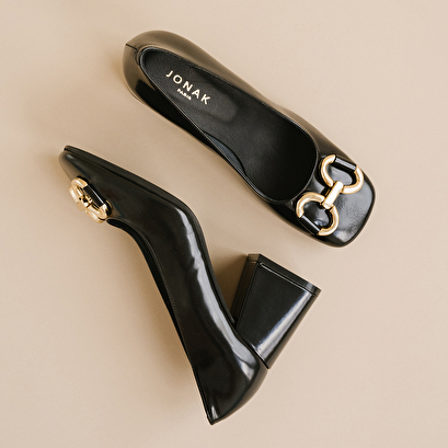 High heels and bows in black glazed leather | dostony