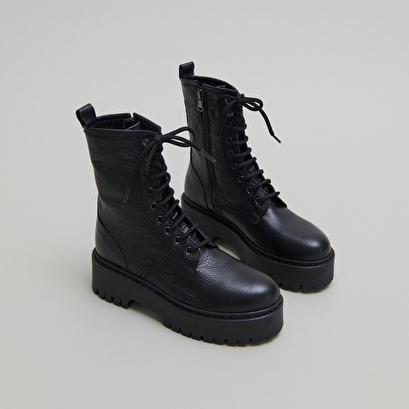 Platform boots with laces in black grained leather | robbo