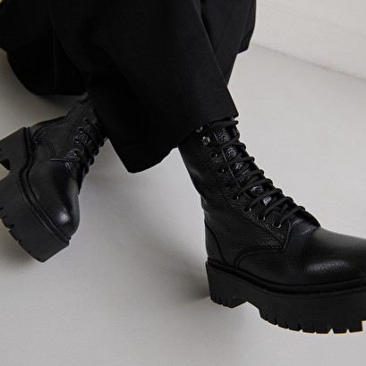 Platform boots with laces in black grained leather | robbo