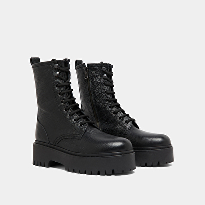 Platform boots with laces in black grained leather | robbo