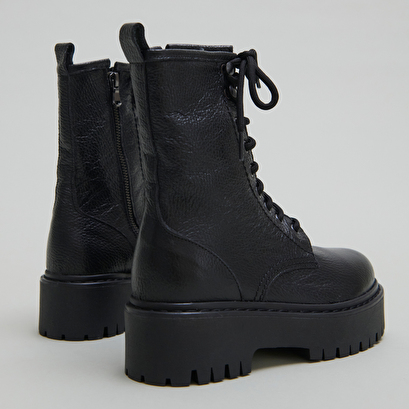 Platform boots with laces in black grained leather | robbo