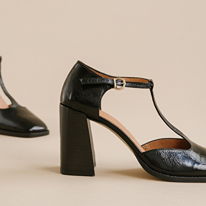 Babies high heels and square toes with straps in black shiny leather | vallon