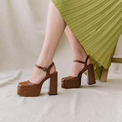 Platform slippers with straps in pleated cognac patent | bachelier