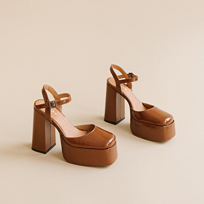 Platform slippers with straps in pleated cognac patent | bachelier