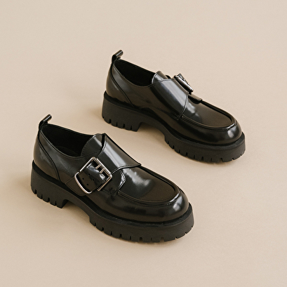 Derbies with flat heels, buckles and visible seams in black shiny leather | raid