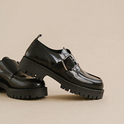 Derbies with flat heels, buckles and visible seams in black shiny leather | raid
