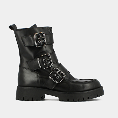 Boots with notched soles and straps in black leather | runner