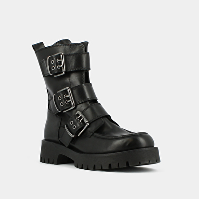 Boots with notched soles and straps in black leather | runner