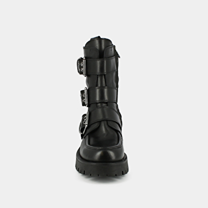 Boots with notched soles and straps in black leather | runner