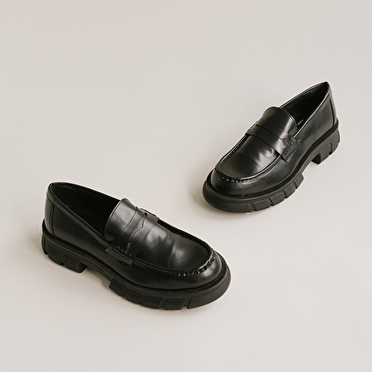 Moccasins with notched soles in glazed black leather | diaquo