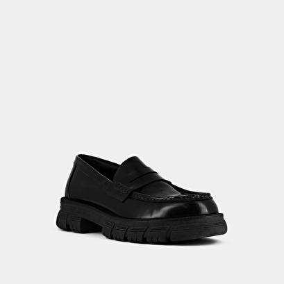 Moccasins with notched soles in glazed black leather | diaquo
