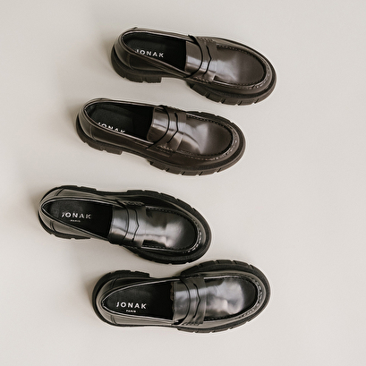 Moccasins with notched soles in glazed black leather | diaquo