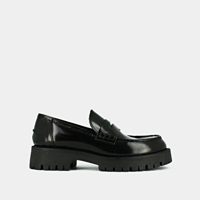 Moccasins with notched soles in glazed black leather | RIMANA