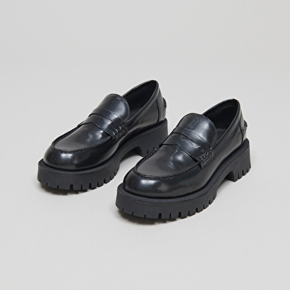 Moccasins with notched soles in glazed black leather | RIMANA
