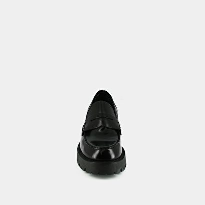 Moccasins with notched soles in glazed black leather | RIMANA