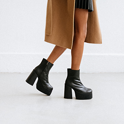 Platform boots with square toes in black leather | noumia