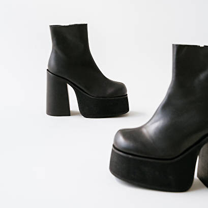 Platform boots with square toes in black leather | noumia