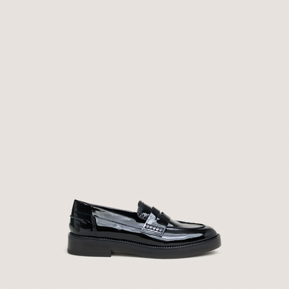 Round-toed loafers in black patent | mirna
