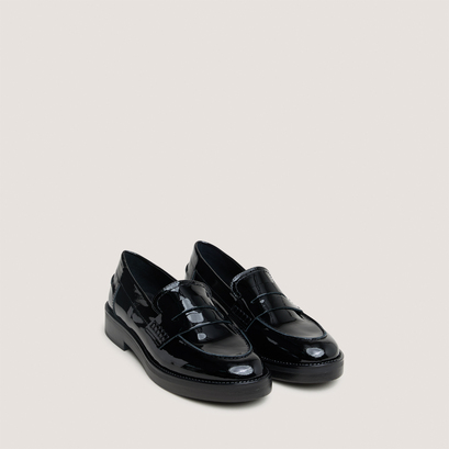 Round-toed loafers in black patent | mirna