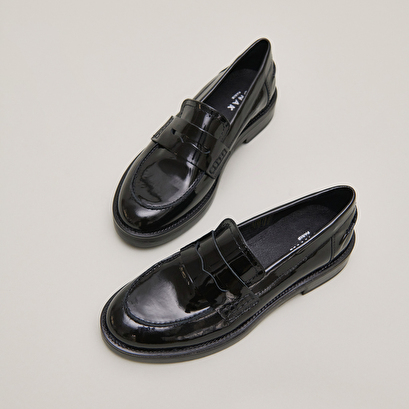 Round-toed loafers in black patent | mirna
