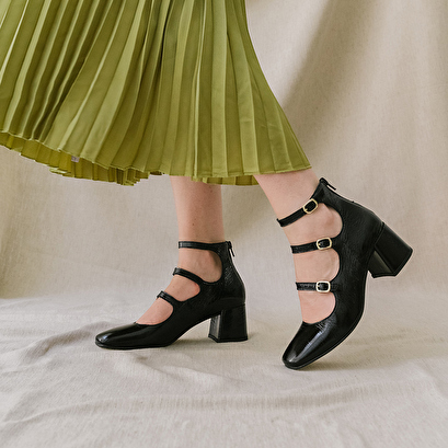 Straps and heels in black shiny leather | arena