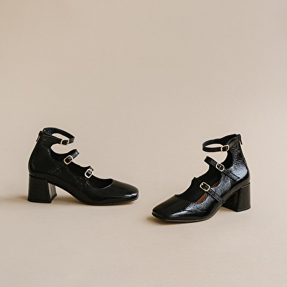 Straps and heels in black shiny leather | arena