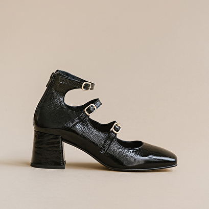 Straps and heels in black shiny leather | arena