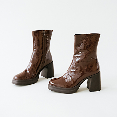 Square toe and platform boots in brown pleated patent | palette