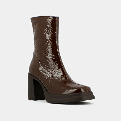 Square toe and platform boots in brown pleated patent | palette