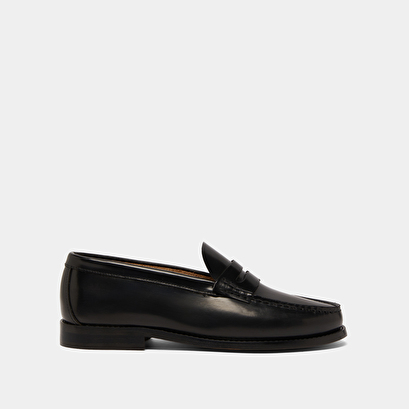 Round-toed loafers in black shiny leather | odelya