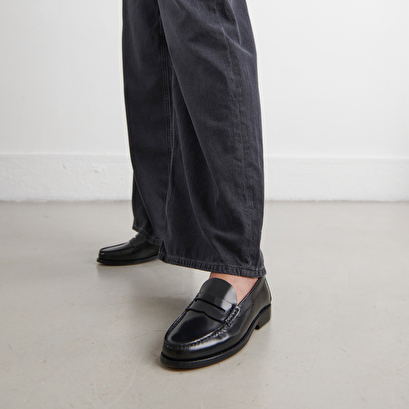 Round-toed loafers in black shiny leather | odelya