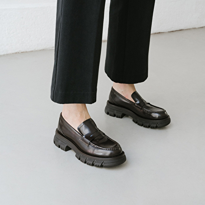 Moccasins with notched soles brown