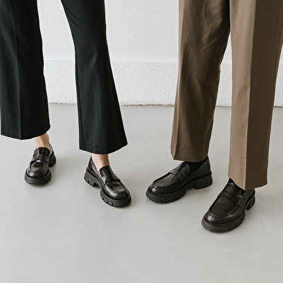 Moccasins with notched soles brown