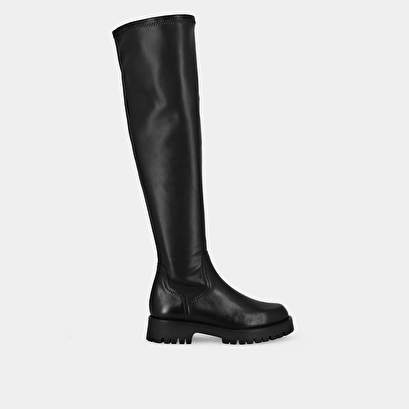 Boots with notched soles in black leather | radar