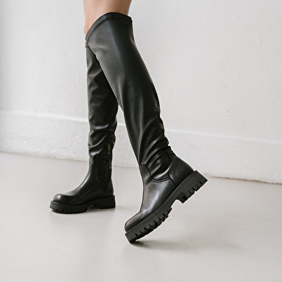Boots with notched soles in black leather | radar
