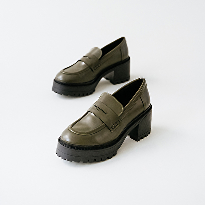 Heeled loafers with notched soles khaki