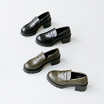 Heeled loafers with notched soles khaki
